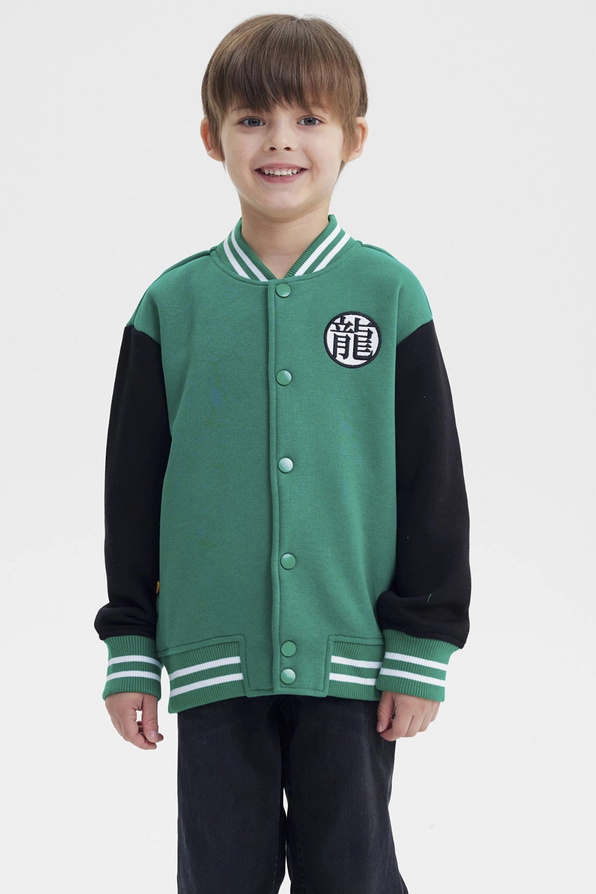 Polerón niño verde estilo varsity con mangas negras y bordado de Dragon Ball Z en el pecho