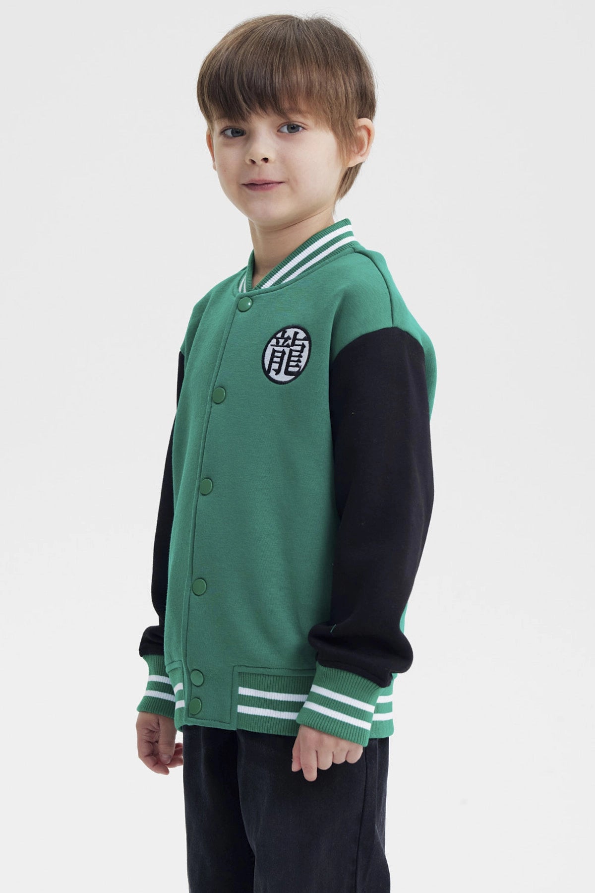Polerón niño verde estilo varsity con mangas negras y bordado de Dragon Ball Z en el pecho