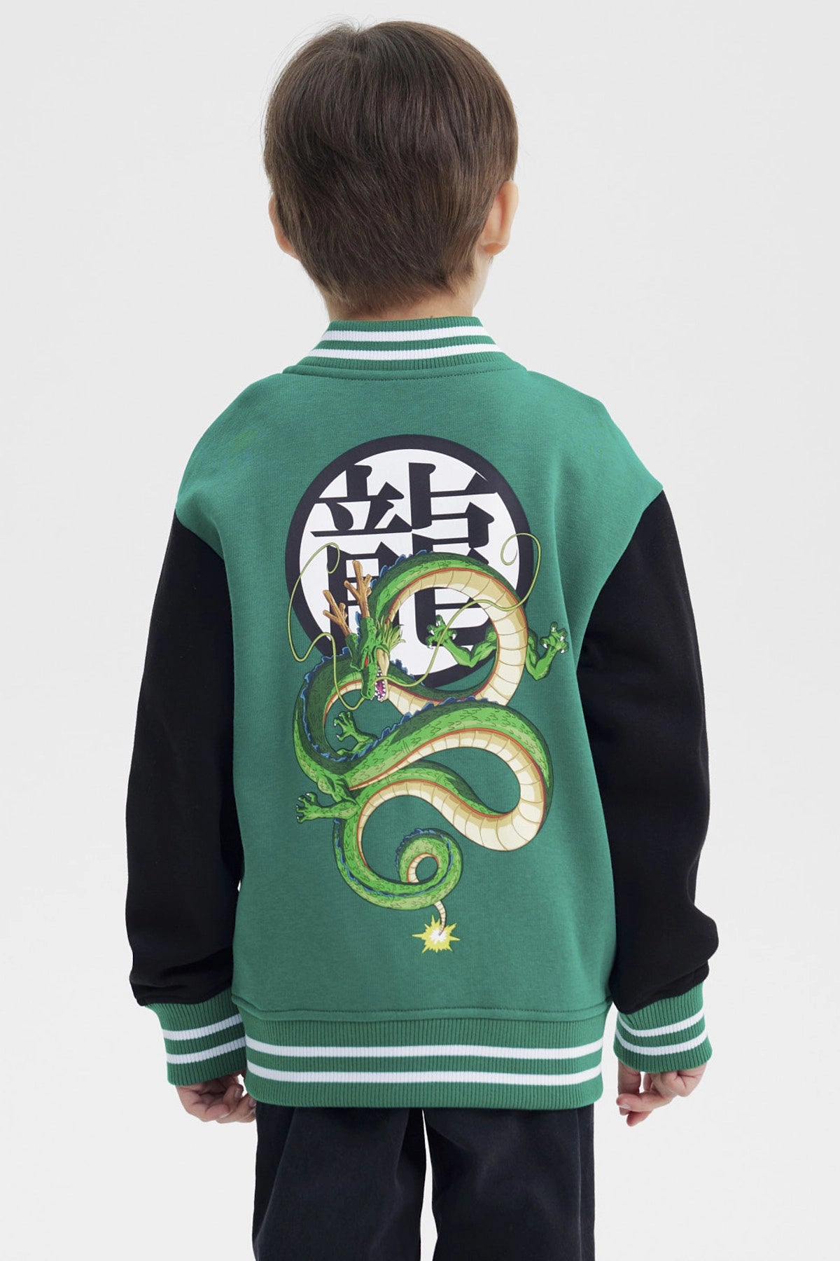 Polerón niño verde estilo varsity con mangas negras y bordado de Dragon Ball Z en el pecho