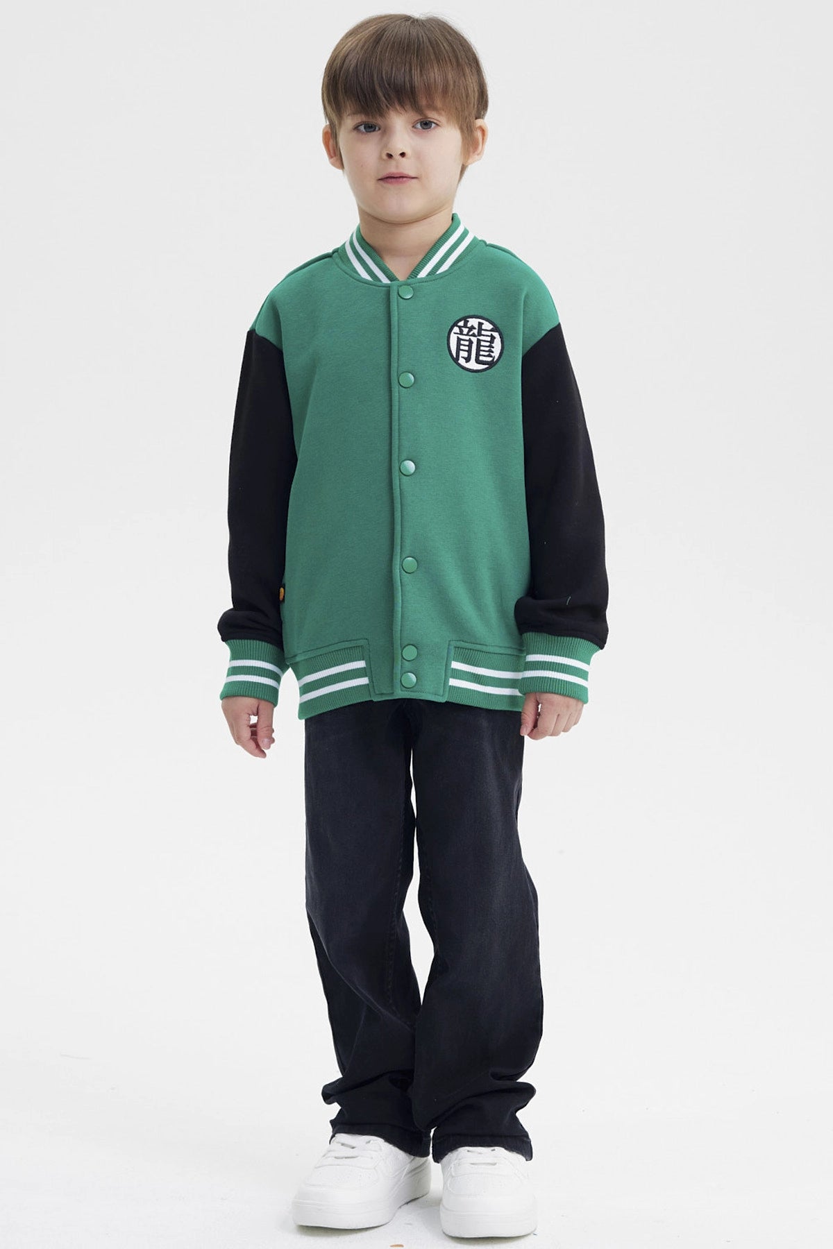 Polerón niño verde estilo varsity con mangas negras y bordado de Dragon Ball Z en el pecho