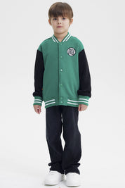 Polerón niño verde estilo varsity con mangas negras y bordado de Dragon Ball Z en el pecho