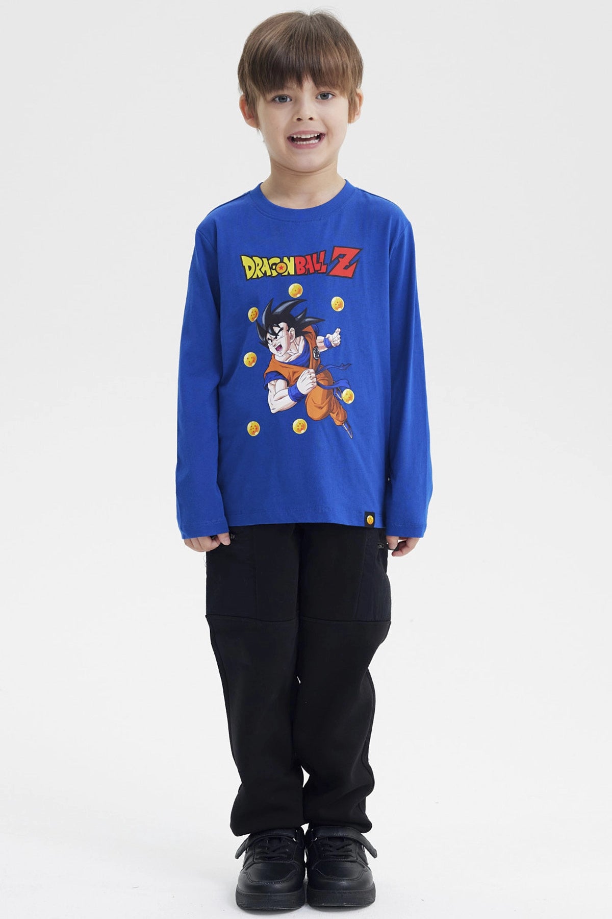 Polera azul para niño con Goku de Dragon Ball Z al frente rodeado de esferas del dragón en estilo animado