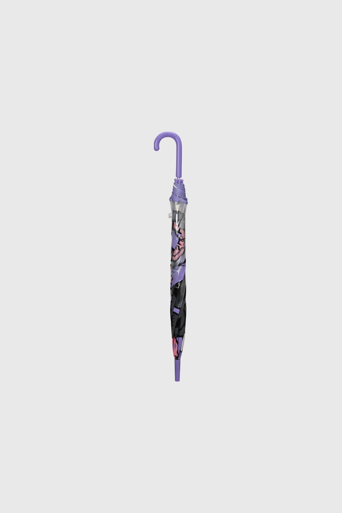 Paraguas violeta con diseño de Kuromi en estilo animado cubriendo toda la superficie con detalles de estrellas y corazones