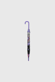 Paraguas violeta con diseño de Kuromi en estilo animado cubriendo toda la superficie con detalles de estrellas y corazones