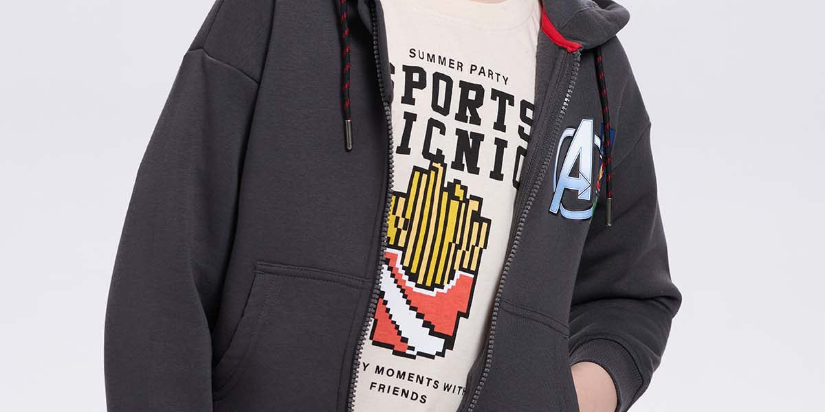 Polerón niño marengo con capucha logo Avengers en el pecho estilo casual ideal para fanáticos sin estampa adicional