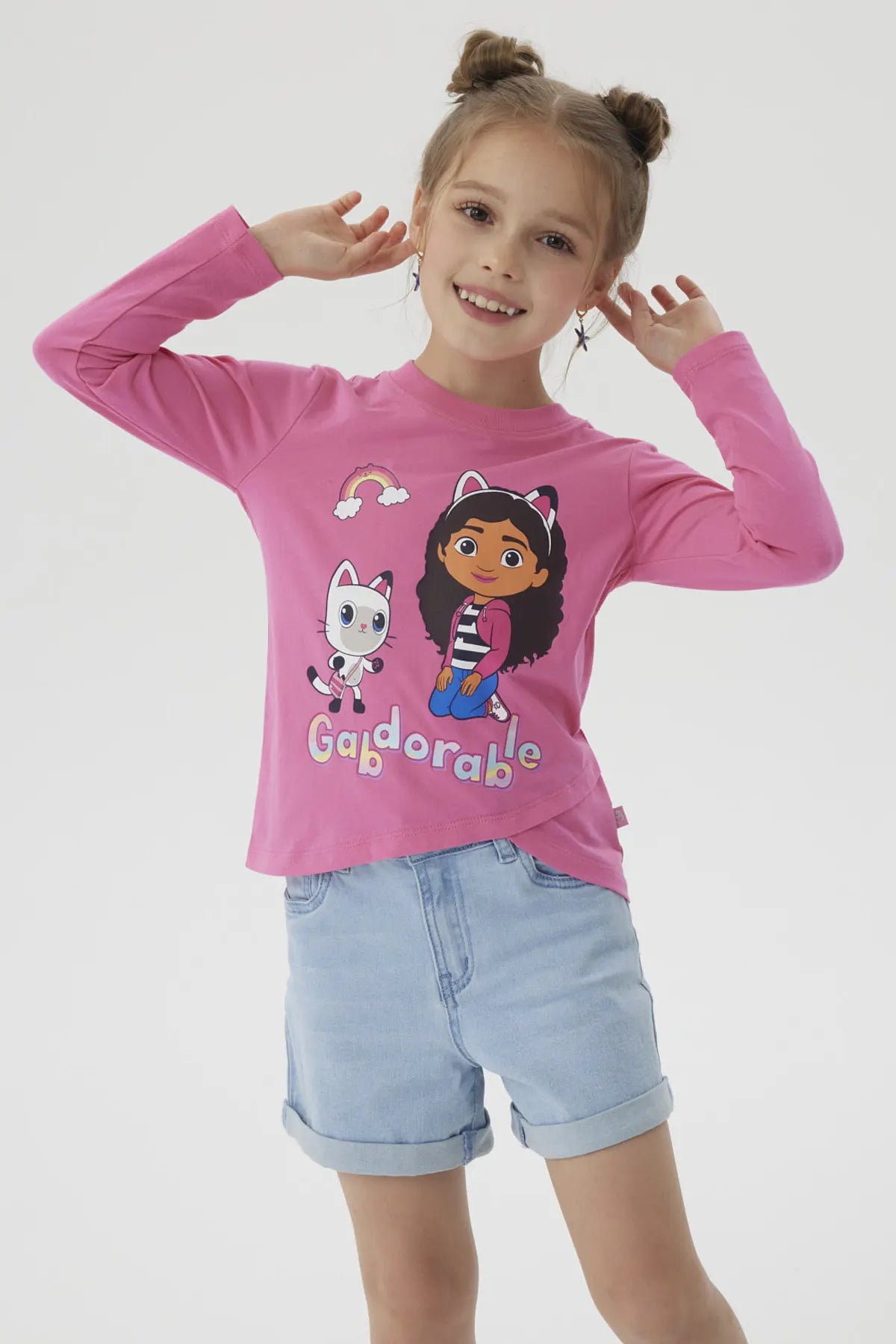 Polera fucsia de niña con estampa grande de Gabby's Dollhouse al frente con Gabby y Pandy Paws y texto Gadorable