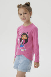 Polera fucsia de niña con estampa grande de Gabby's Dollhouse al frente con Gabby y Pandy Paws y texto Gadorable