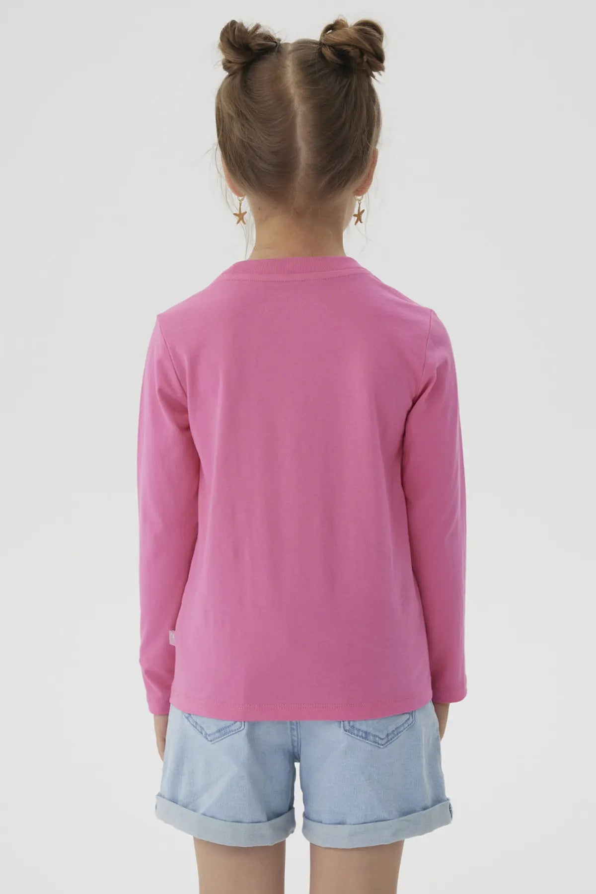 Polera fucsia de niña con estampa grande de Gabby's Dollhouse al frente con Gabby y Pandy Paws y texto Gadorable