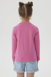 Polera fucsia de niña con estampa grande de Gabby's Dollhouse al frente con Gabby y Pandy Paws y texto Gadorable