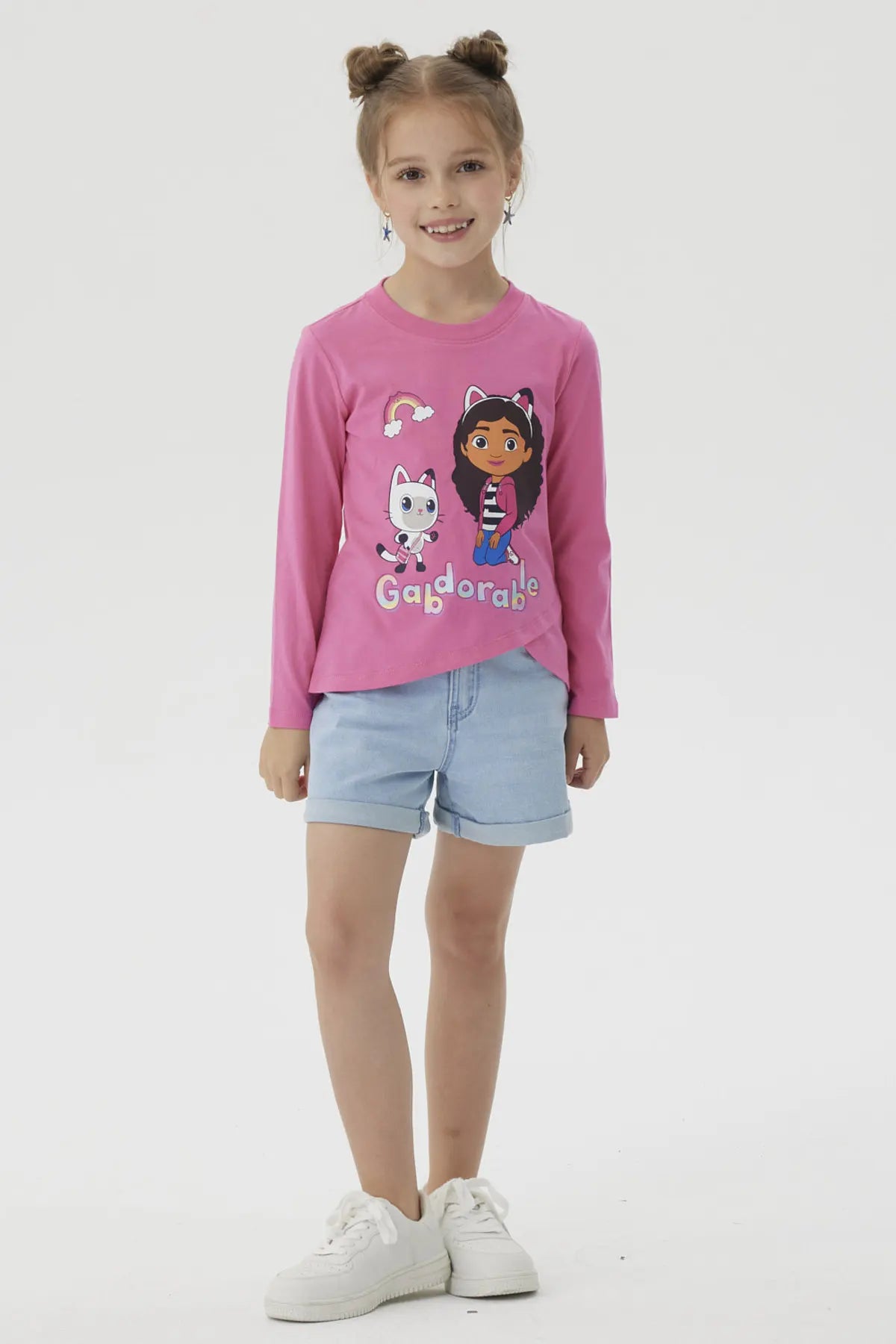Polera fucsia de niña con estampa grande de Gabby's Dollhouse al frente con Gabby y Pandy Paws y texto Gadorable