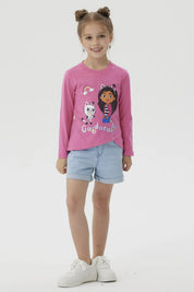 Polera fucsia de niña con estampa grande de Gabby's Dollhouse al frente con Gabby y Pandy Paws y texto Gadorable
