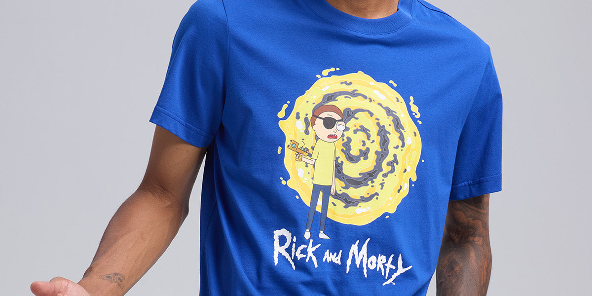 Polera azul de hombre con estampado de Rick y Morty y portal amarillo