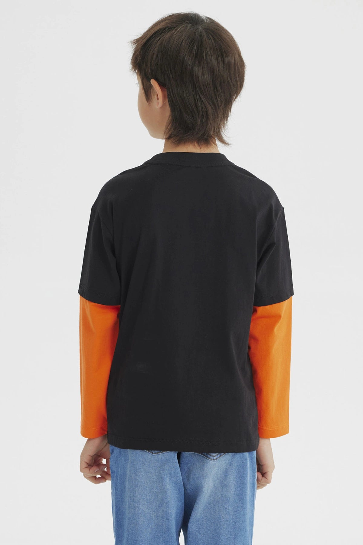 Polera negra para niño con estampa grande de Dragon Ball en el frente con Goku y Vegeta estilo anime y mangas naranjas