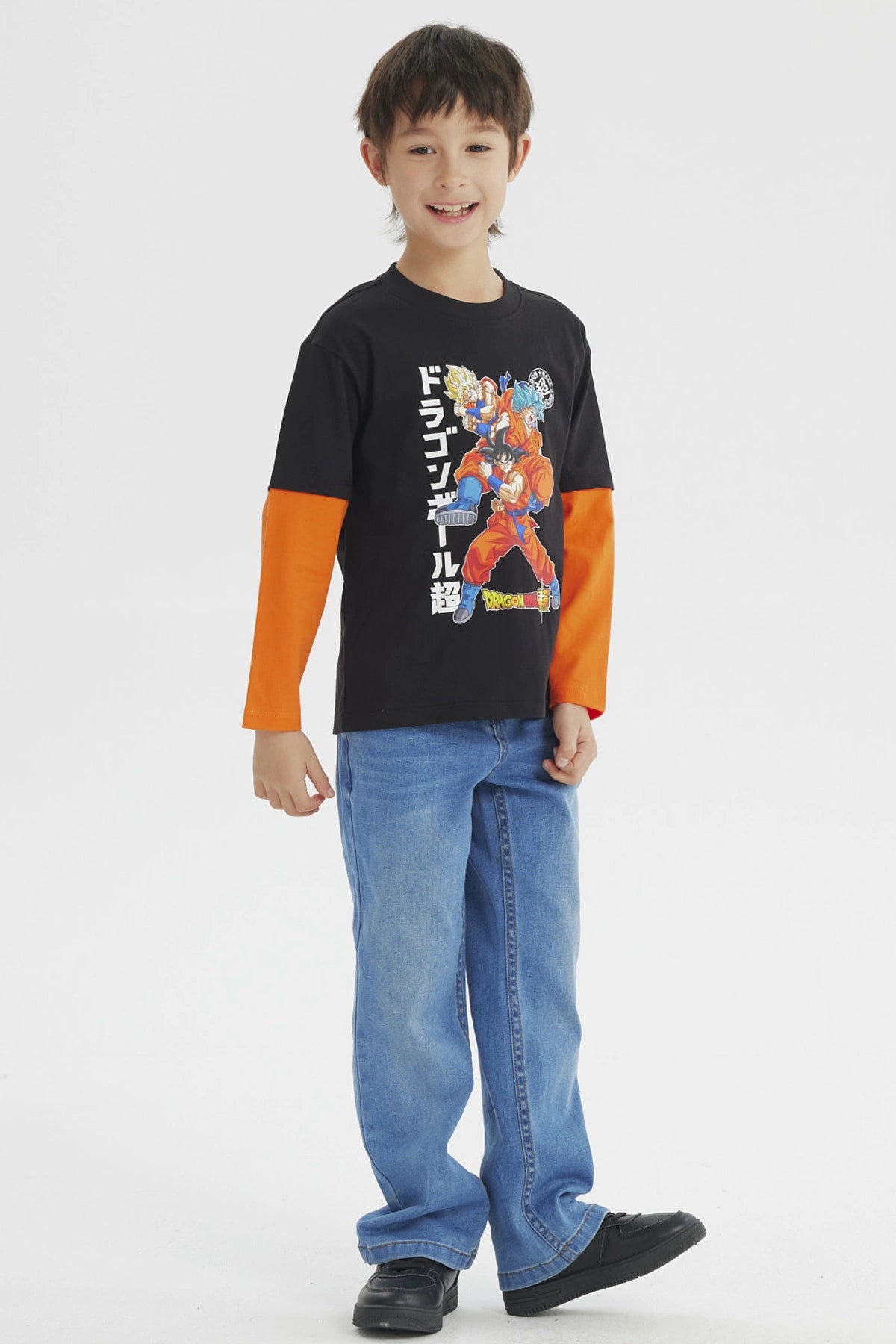 Polera negra para niño con estampa grande de Dragon Ball en el frente con Goku y Vegeta estilo anime y mangas naranjas
