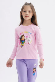 Polera salmón para niña con Gabby's Dollhouse al frente y texto Way to grow en letras coloridas