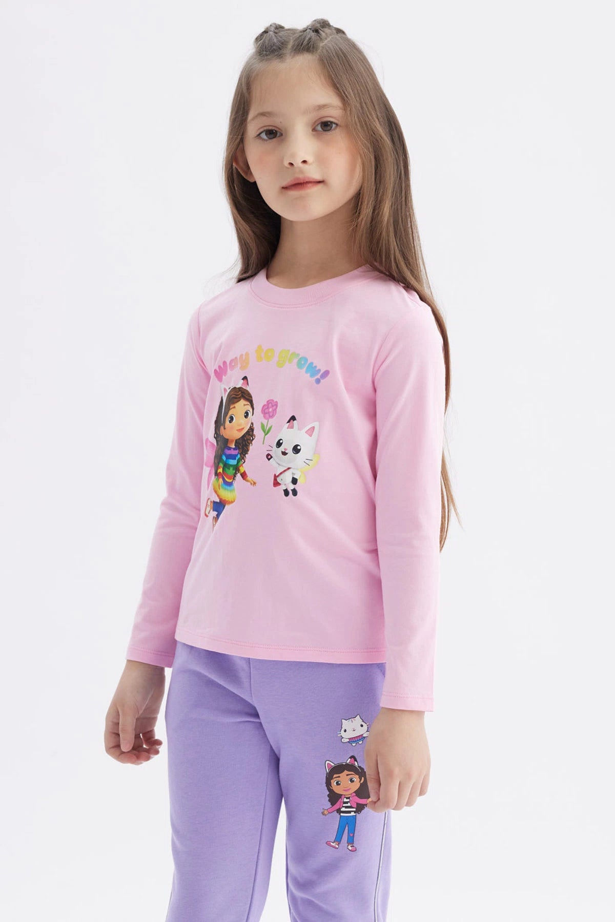 Polera salmón para niña con Gabby's Dollhouse al frente y texto Way to grow en letras coloridas