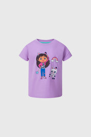 Polera morada con estampado de Gabby's Dollhouse mostrando personajes y arcoíris