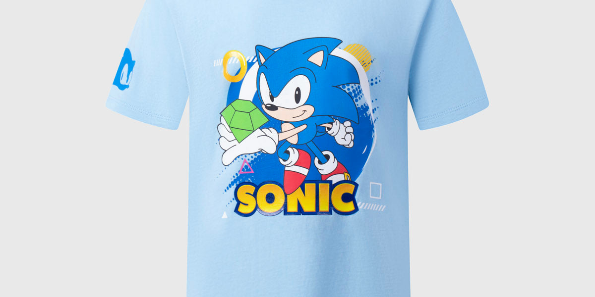 Polera niño celeste con estampado de Sonic en acción y detalles coloridos del universo del videojuego