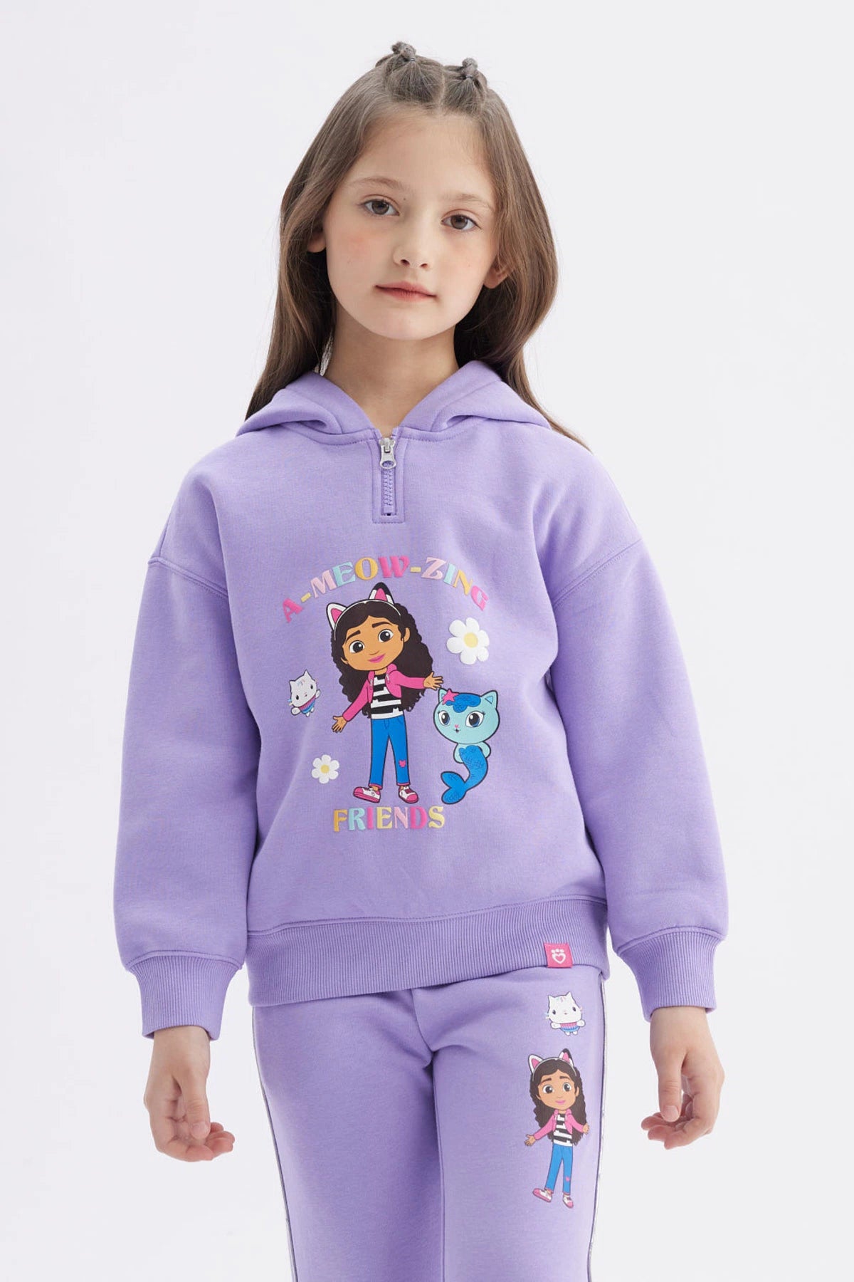 Polerón lila para niña con capucha y cierre medio estampado Gabby's Dollhouse con personajes al frente en estilo animado