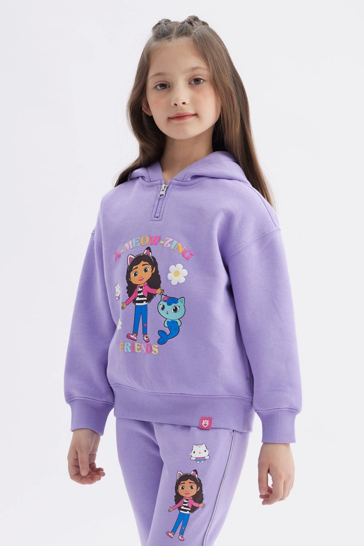 Polerón lila para niña con capucha y cierre medio estampado Gabby's Dollhouse con personajes al frente en estilo animado