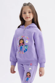 Polerón lila para niña con capucha y cierre medio estampado Gabby's Dollhouse con personajes al frente en estilo animado