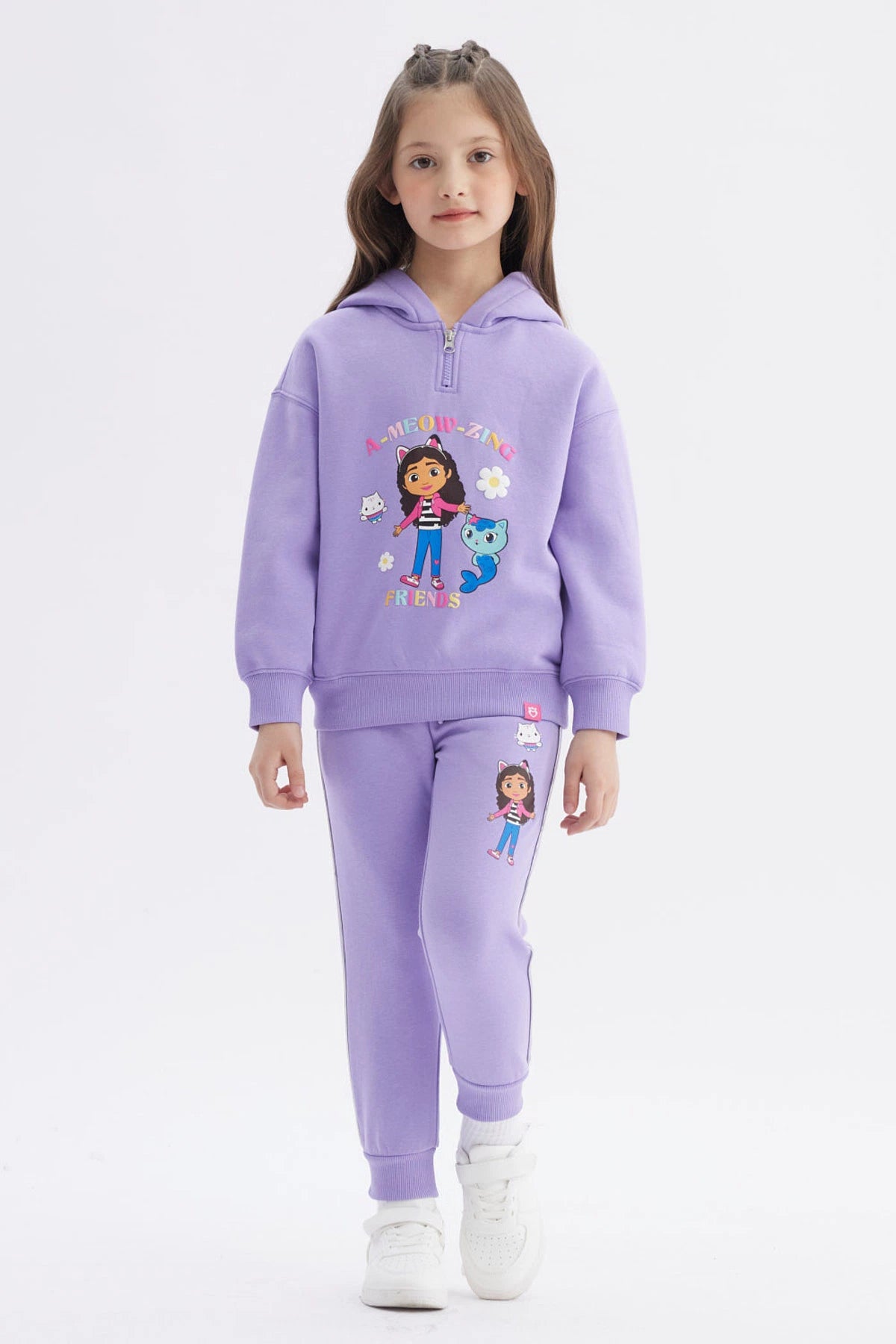 Polerón lila para niña con capucha y cierre medio estampado Gabby's Dollhouse con personajes al frente en estilo animado
