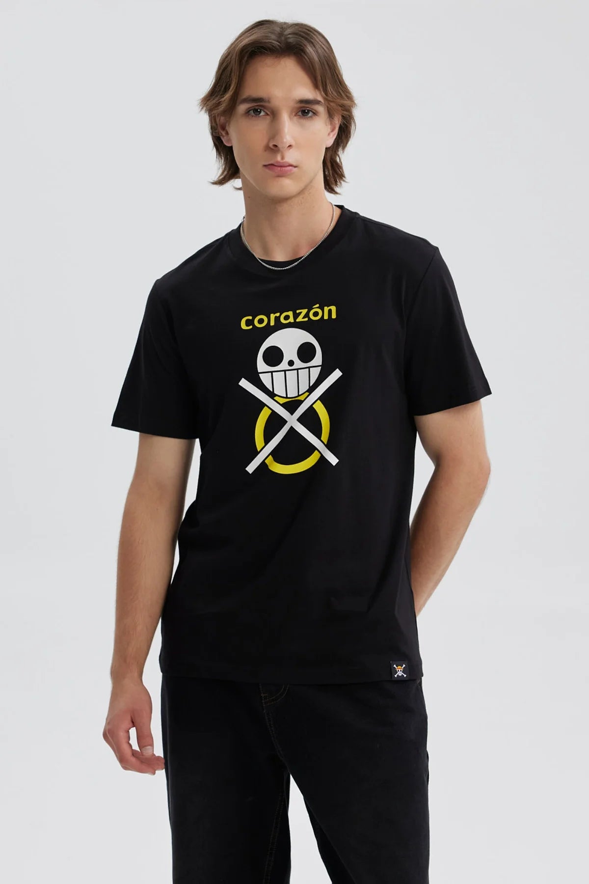 Polera negra para hombre con diseño de One Piece y estampado de calavera amarilla