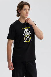 Polera negra para hombre con diseño de One Piece y estampado de calavera amarilla