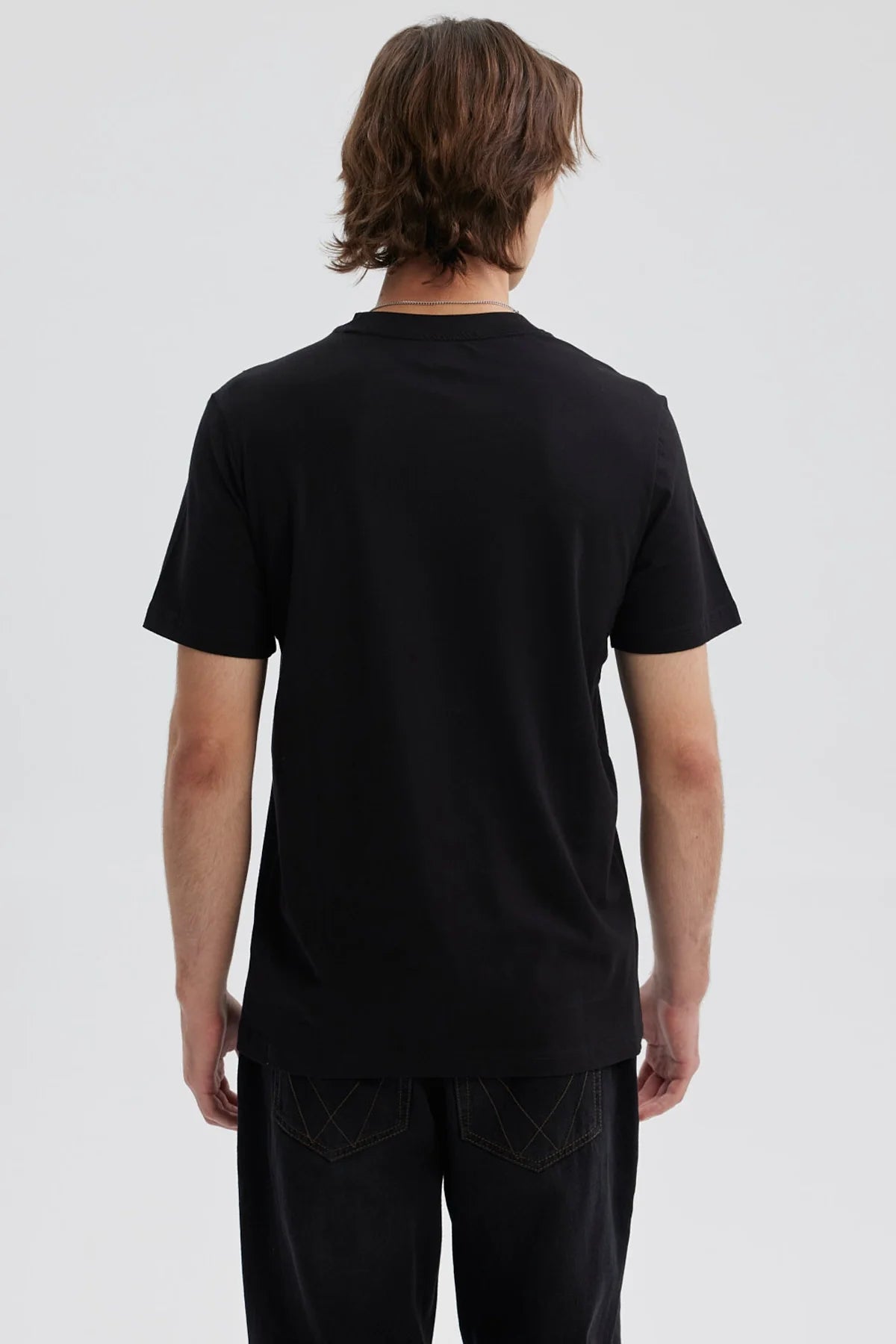 Polera negra para hombre con diseño de One Piece y estampado de calavera amarilla