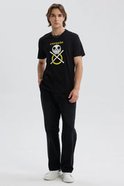 Polera negra para hombre con diseño de One Piece y estampado de calavera amarilla