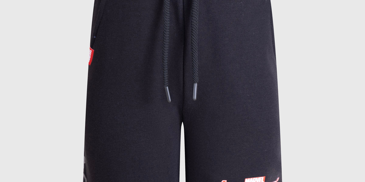 Bermuda niño negra con cintura roja y logo Avengers en el muslo, diseño Marvel