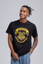 Polera negra de hombre con escudo de Hogwarts al frente del universo de Harry Potter