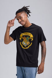 Polera negra de hombre con escudo de Hogwarts al frente del universo de Harry Potter