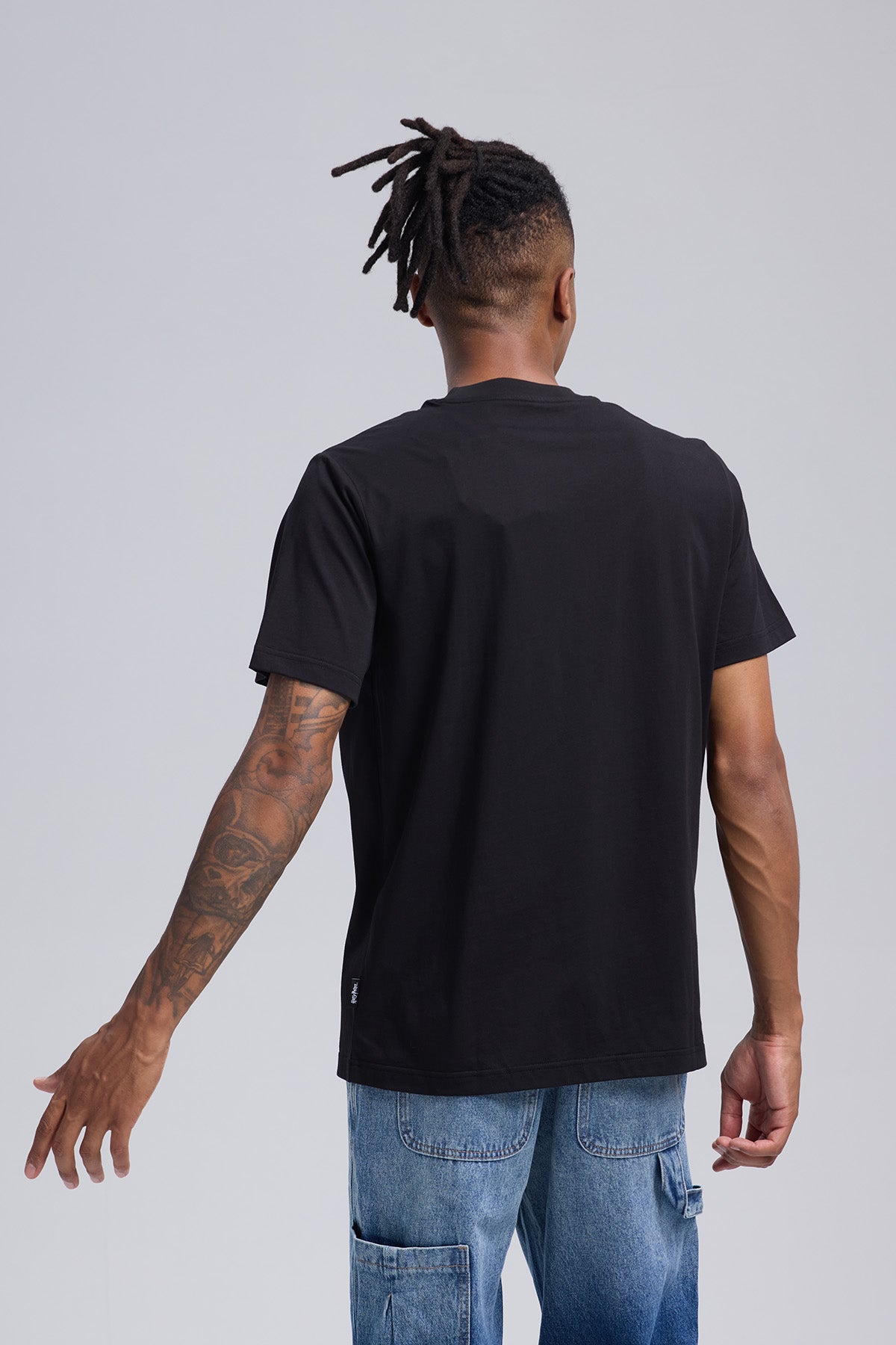 Polera negra de hombre con escudo de Hogwarts al frente del universo de Harry Potter