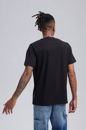 Polera negra de hombre con escudo de Hogwarts al frente del universo de Harry Potter