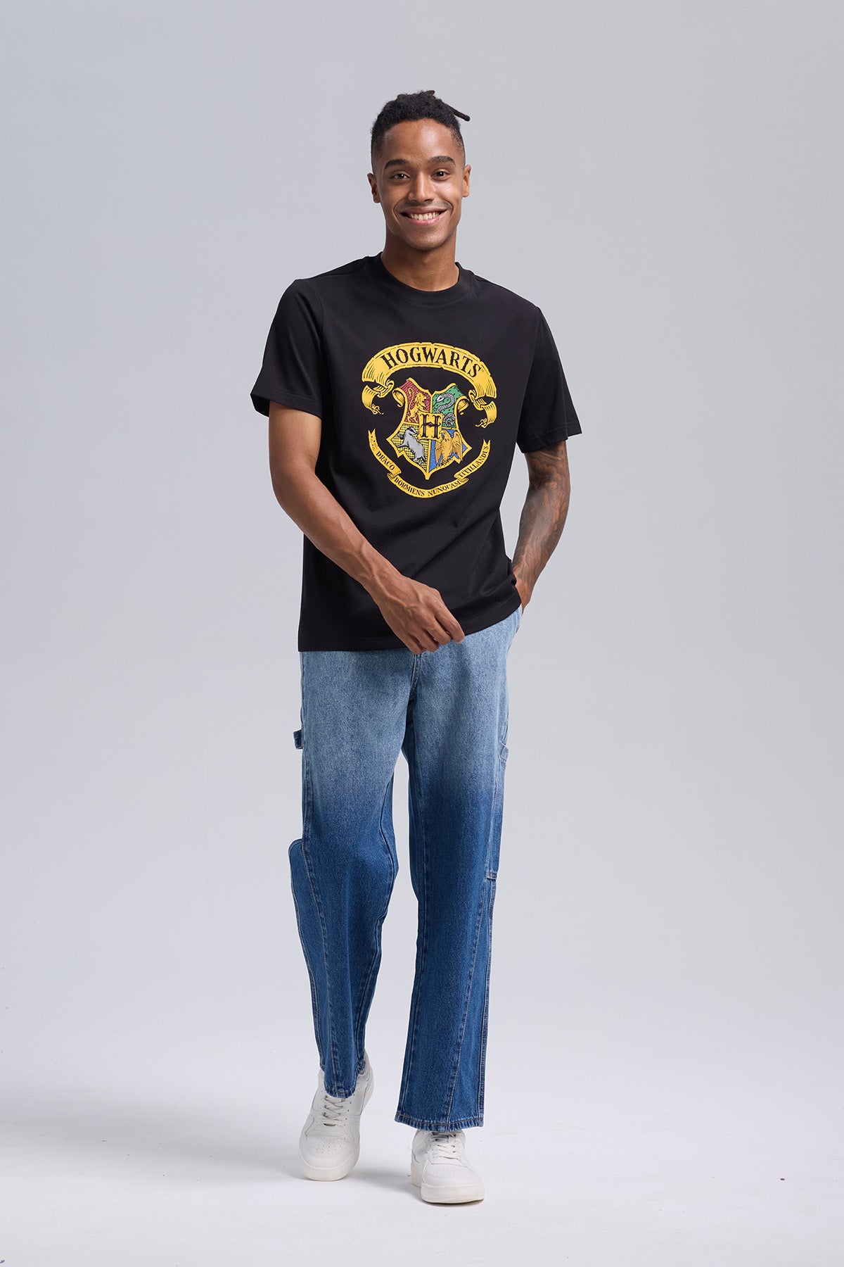 Polera negra de hombre con escudo de Hogwarts al frente del universo de Harry Potter