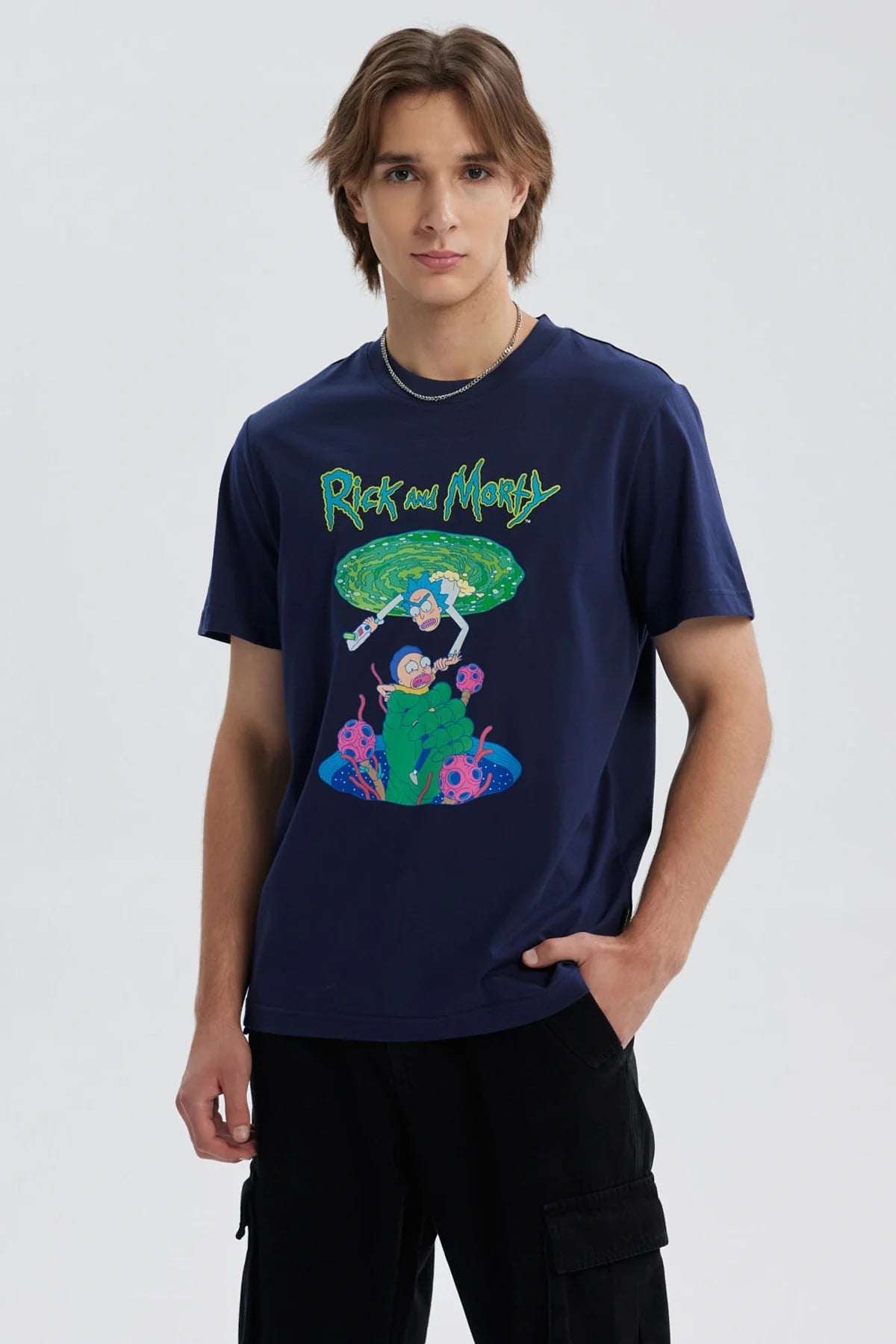 Polera azul marino hombre con estampado de Rick And Morty en el centro