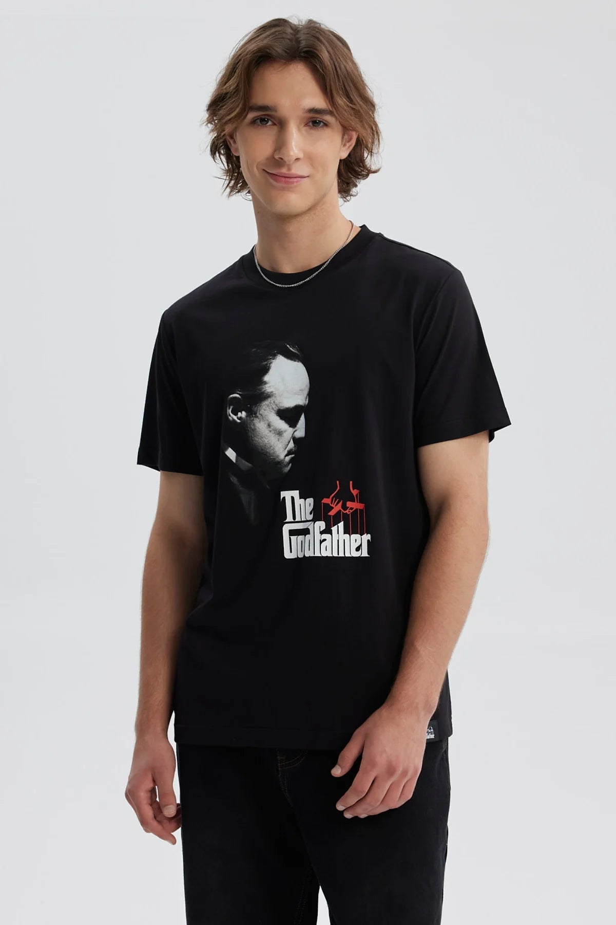 Polera hombre juvenil negro con diseño de El Padrino y logo en blanco y rojo