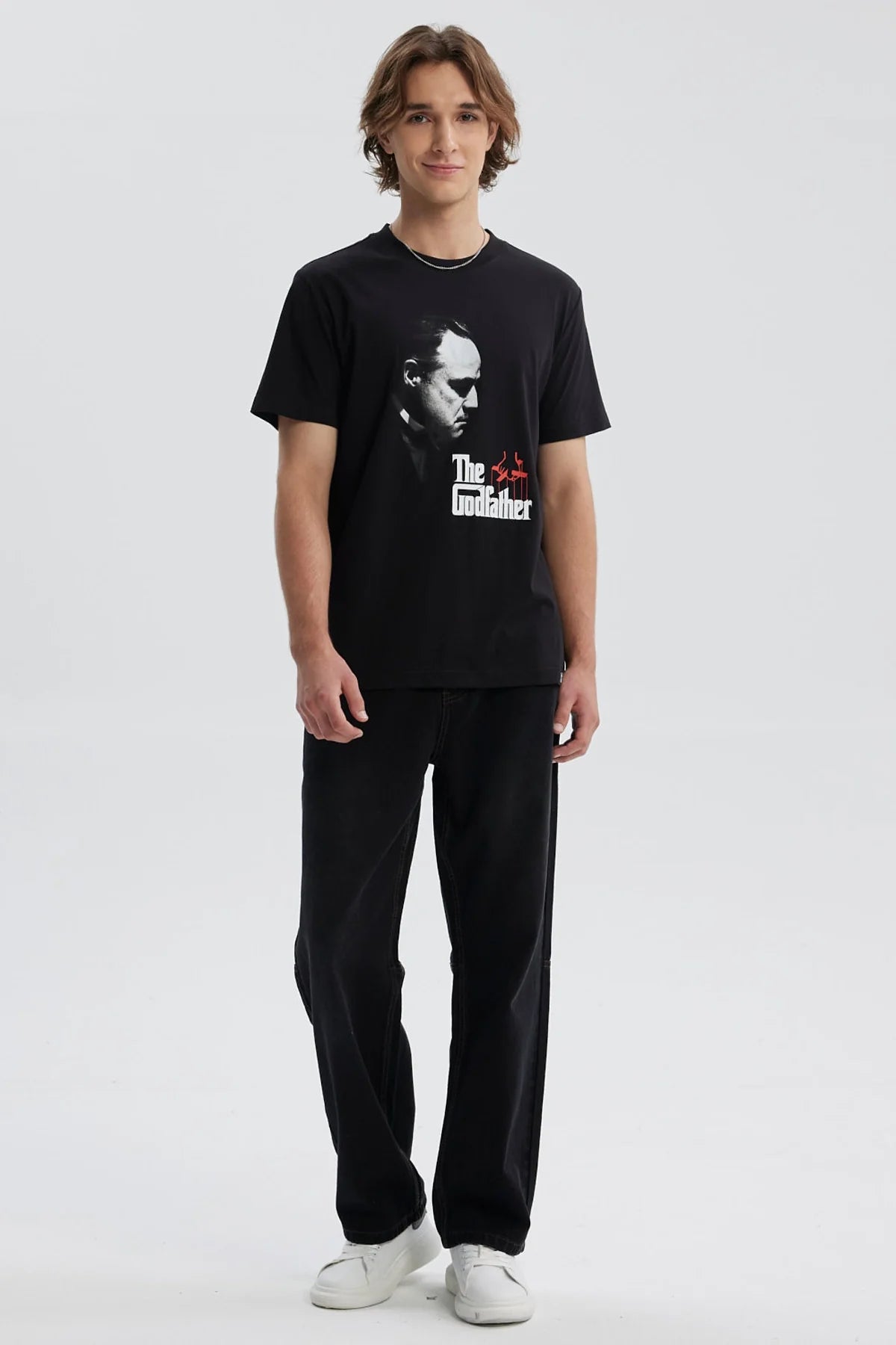 Polera hombre juvenil negro con diseño de El Padrino y logo en blanco y rojo