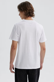 Polera blanca de hombre con estampado The Godfather en el pecho