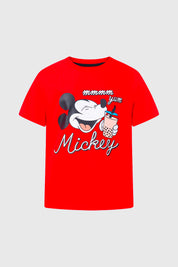 Polera roja de niño con imagen de Mickey Mouse sosteniendo una bebida del universo Disney