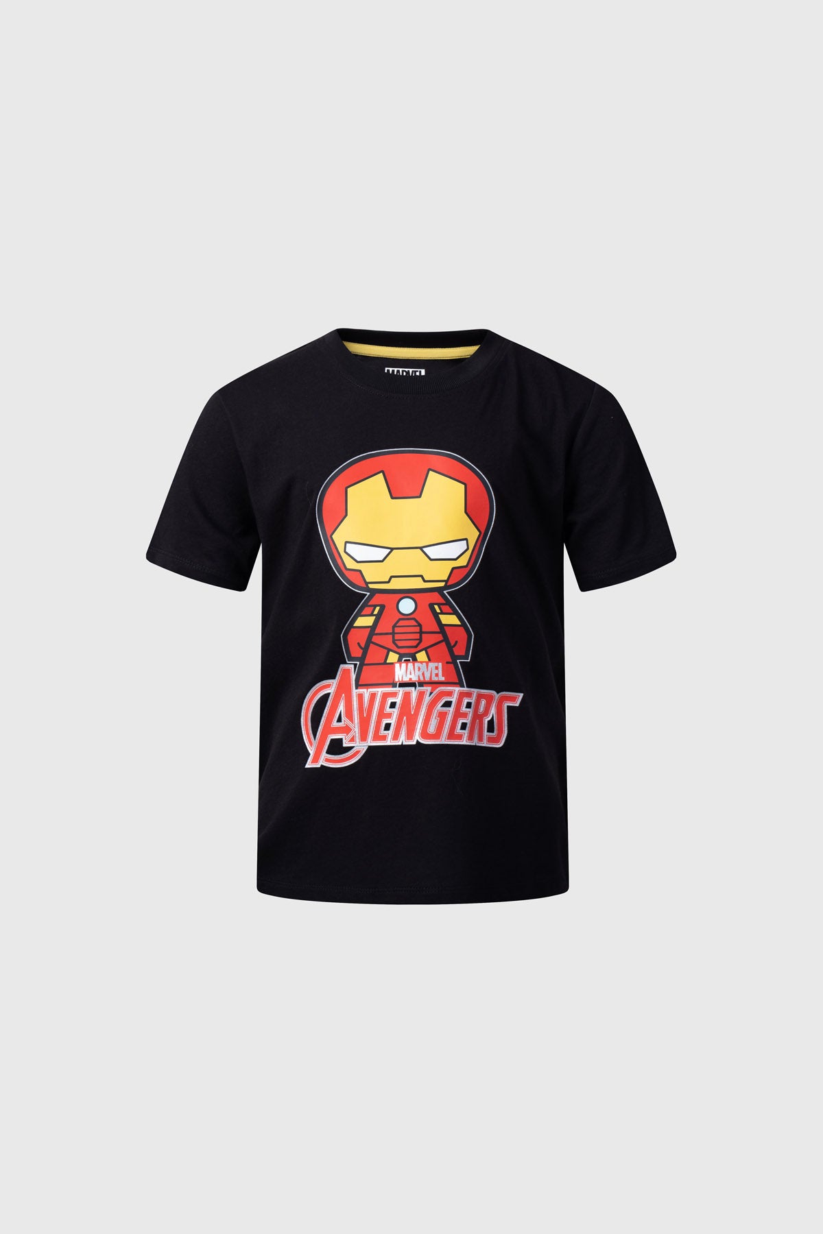 Polera niño negra con diseño de Iron Man de los Avengers en el frente