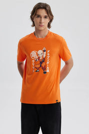 Polera naranja de hombre con personaje de Dragon Ball Super estampado en el frente