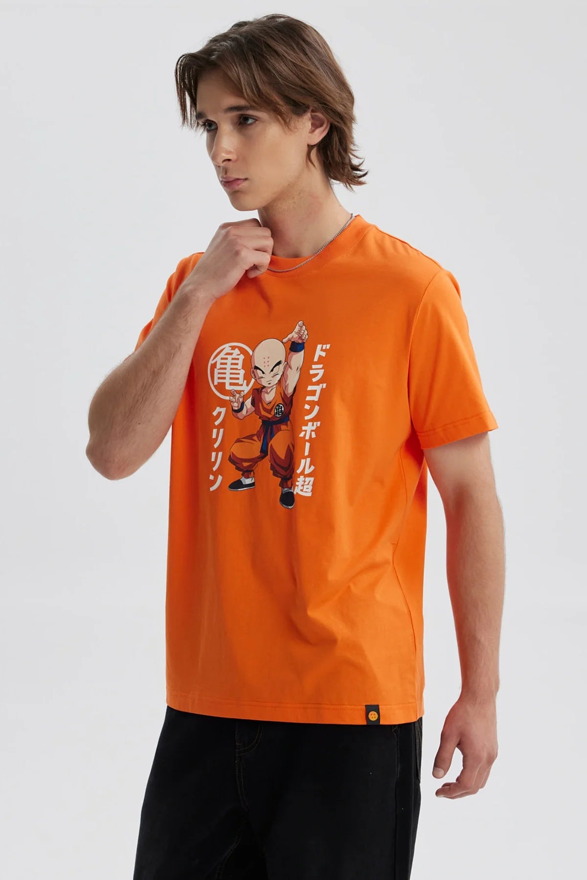 Polera naranja de hombre con personaje de Dragon Ball Super estampado en el frente