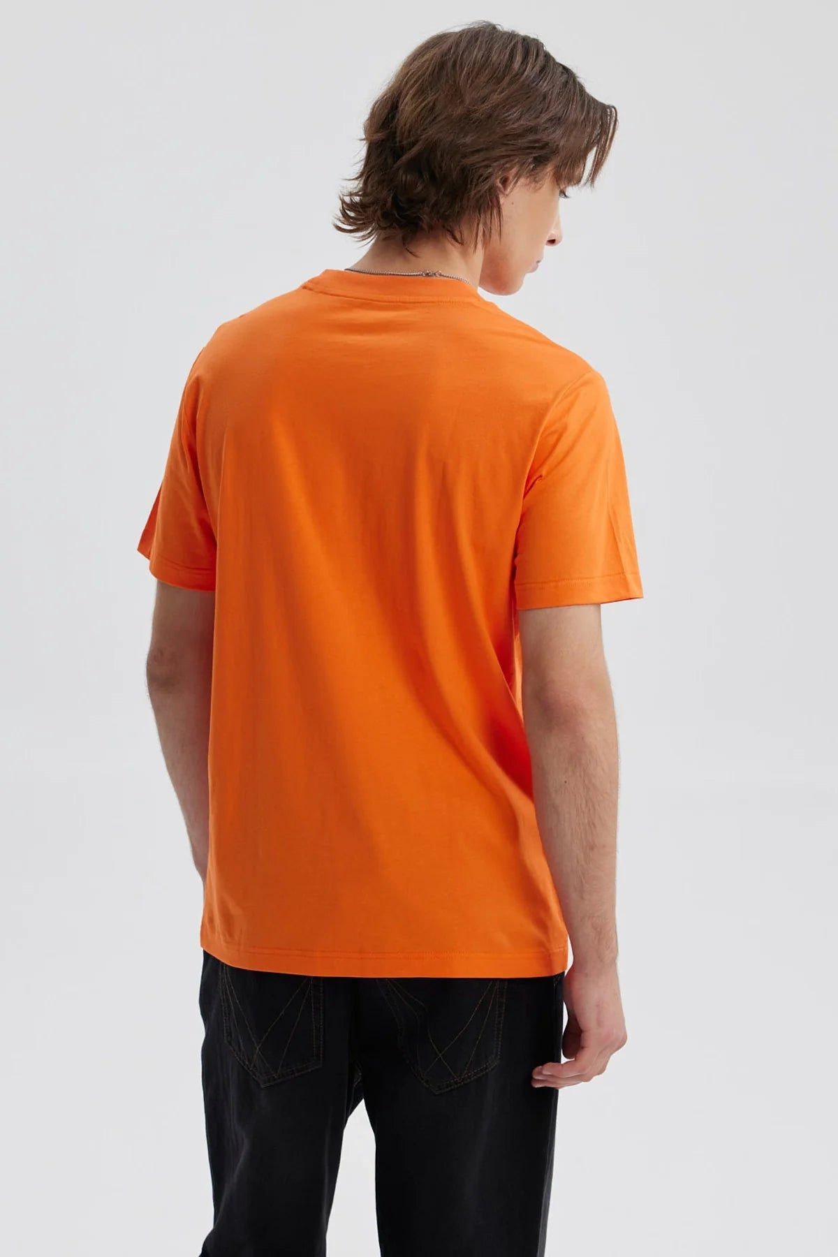 Polera naranja de hombre con personaje de Dragon Ball Super estampado en el frente