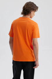 Polera naranja de hombre con personaje de Dragon Ball Super estampado en el frente