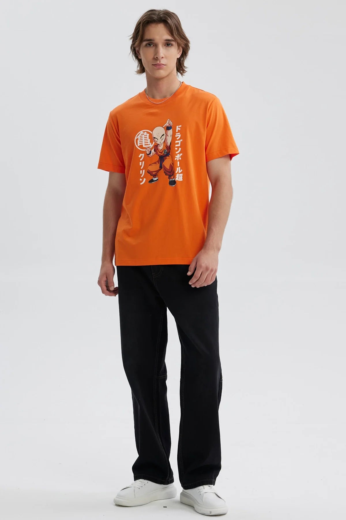 Polera naranja de hombre con personaje de Dragon Ball Super estampado en el frente