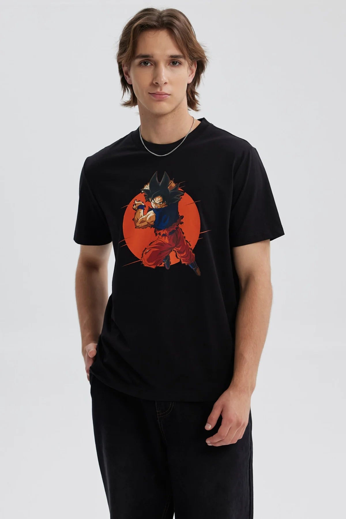 Polera negra de hombre con estampado de Goku de Dragon Ball en fondo rojo