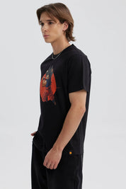 Polera negra de hombre con estampado de Goku de Dragon Ball en fondo rojo