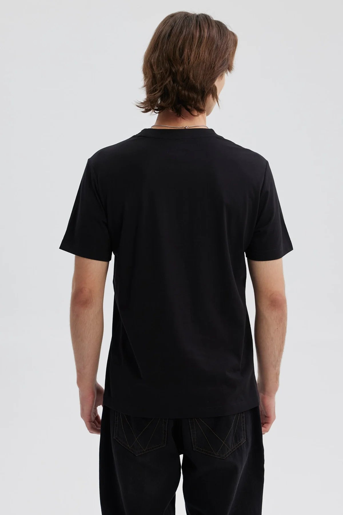 Polera negra de hombre con estampado de Goku de Dragon Ball en fondo rojo